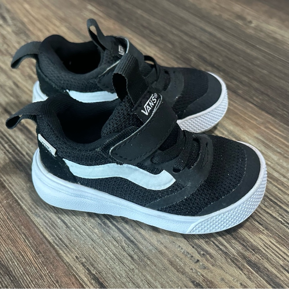 VANS ultrarange black white toddler boy or girl athletic walking shoes size 4